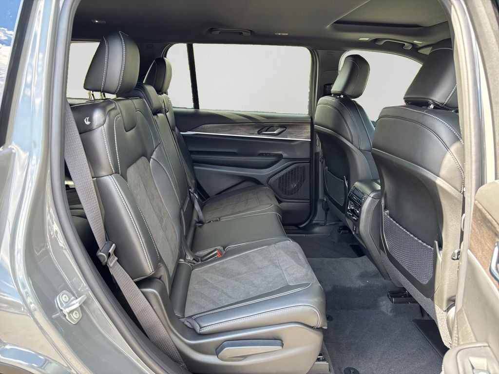 2027 Jeep Grand Cherokee L Laredo Altitude