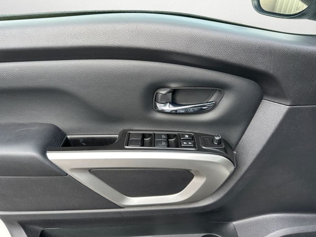 2023 Nissan Titan SV