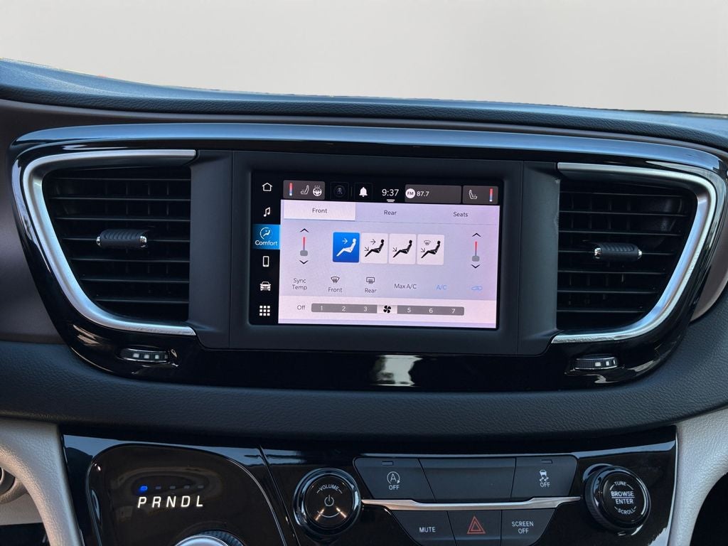 2022 Chrysler Voyager LX