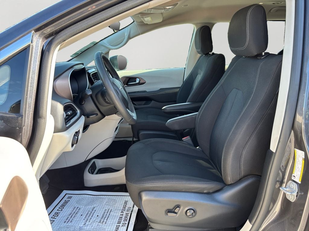 2022 Chrysler Voyager LX