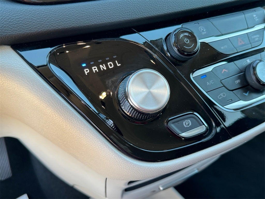 2024 Chrysler Voyager LX