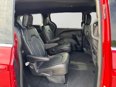 2025 Chrysler Voyager LX