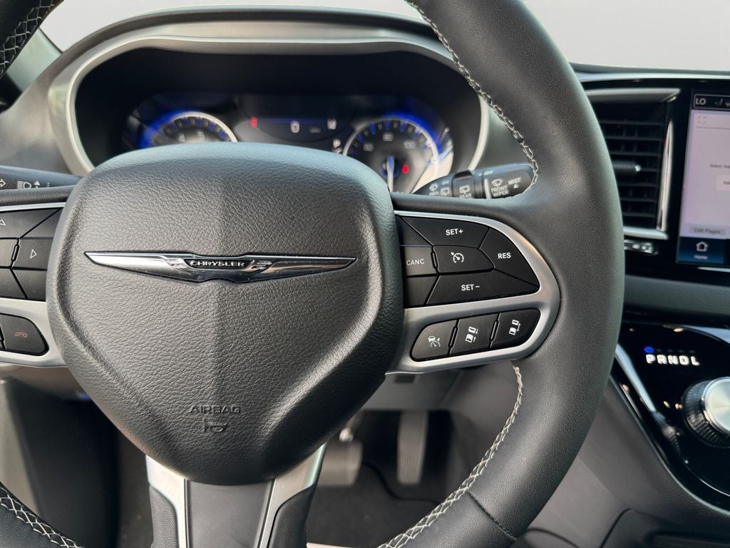 2025 Chrysler Voyager LX
