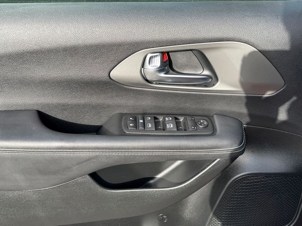 2025 Chrysler Voyager LX