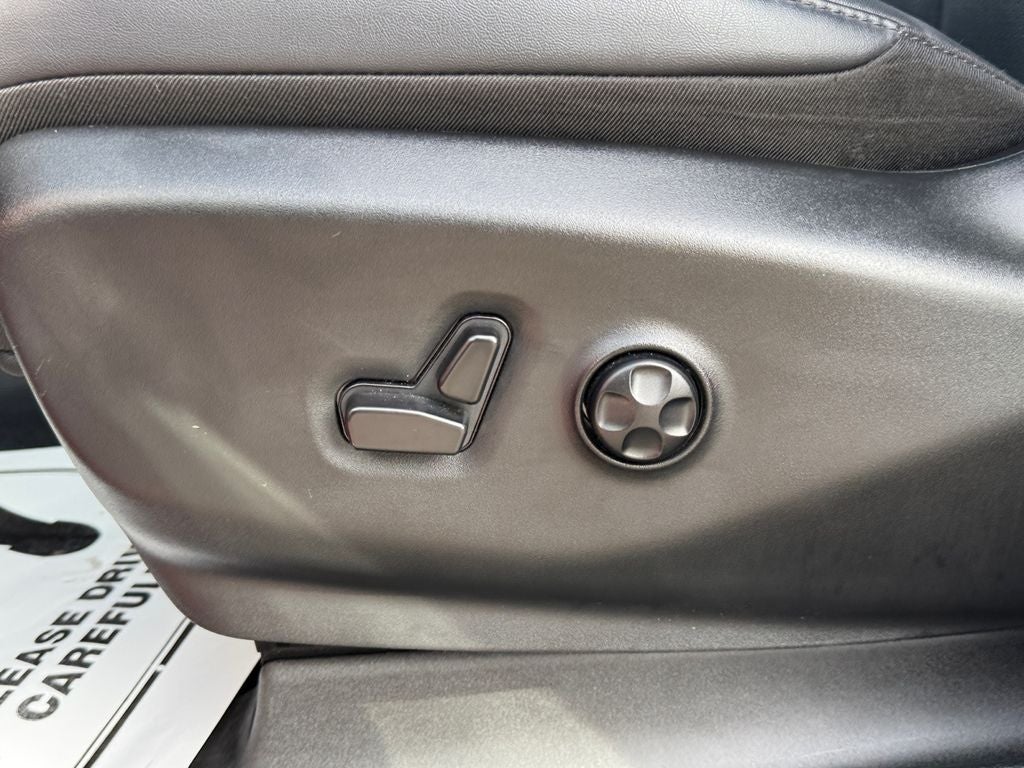 2025 Chrysler Voyager LX