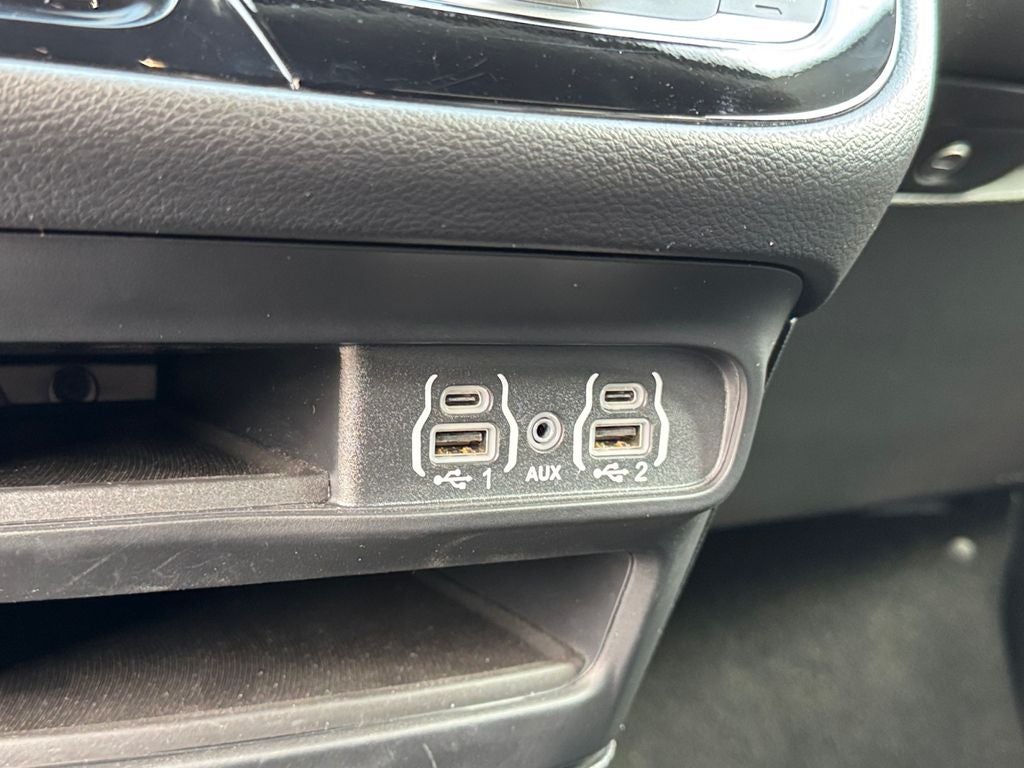 2025 Chrysler Voyager LX