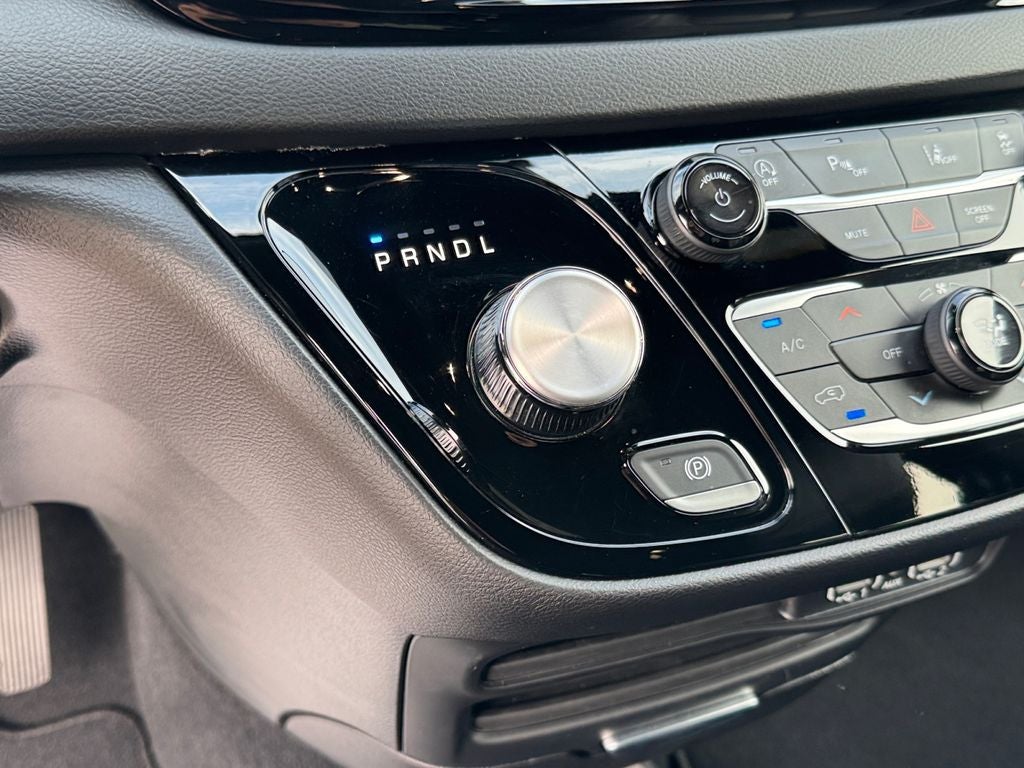 2025 Chrysler Voyager LX